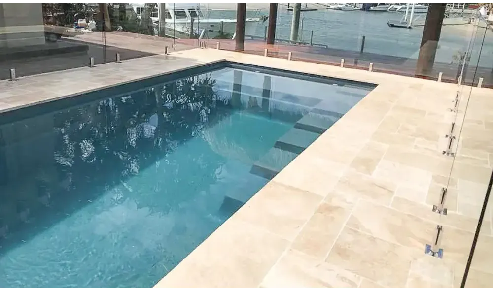 Leisurepools Elite medence – téglalap alak, modern kialakítás, türkizkék víz, bézs kő